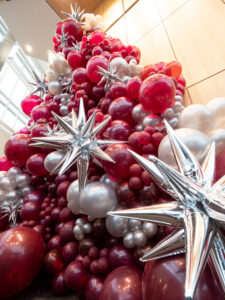 A cascade of red, white, and silver star balloons in Hagfors Center